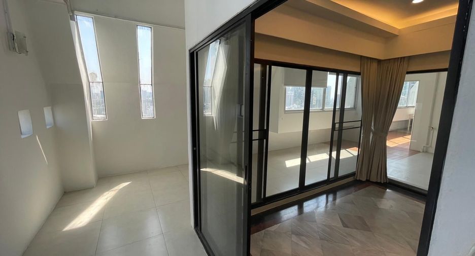 For rent 3 bedrooms apartment in Khlong Toei, Bangkok