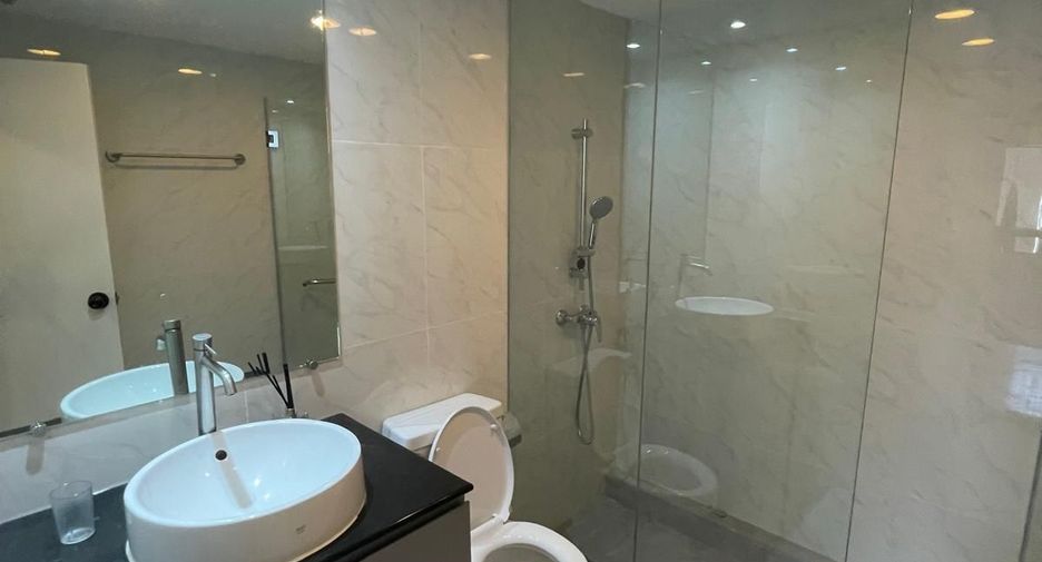 For rent 3 bedrooms apartment in Khlong Toei, Bangkok