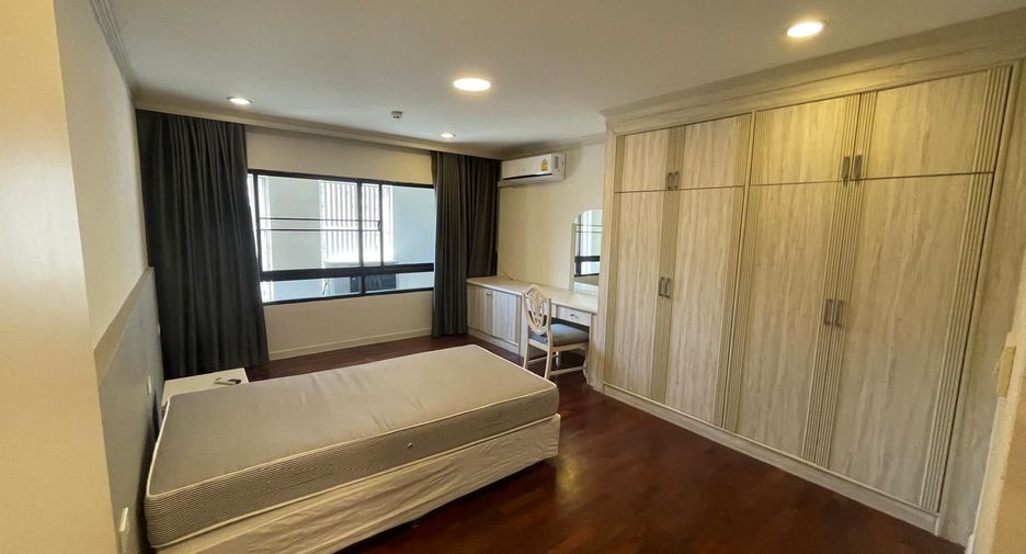 For rent 3 bedrooms apartment in Khlong Toei, Bangkok