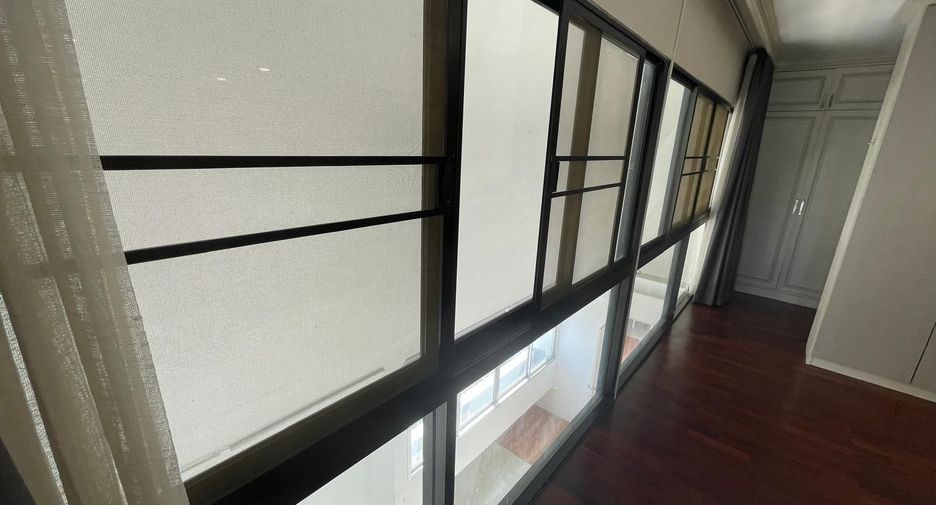 For rent 3 bedrooms apartment in Khlong Toei, Bangkok