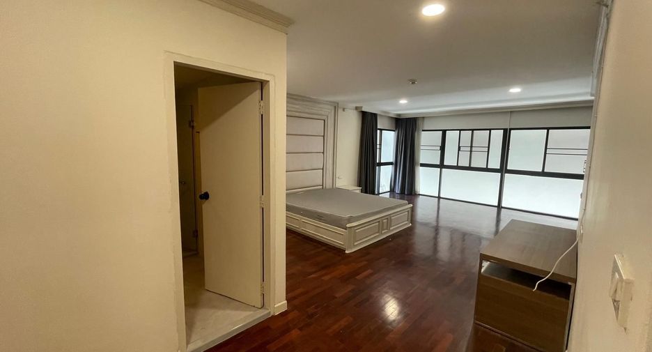 For rent 3 bedrooms apartment in Khlong Toei, Bangkok
