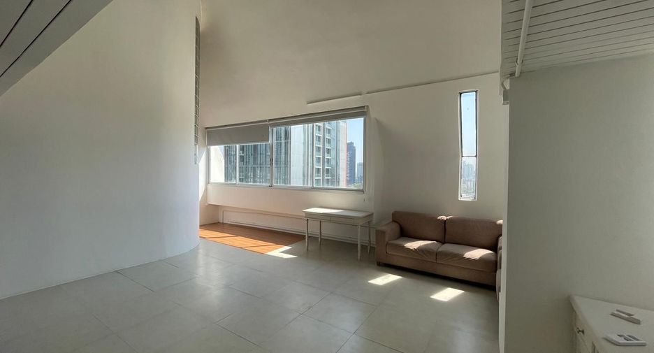 For rent 3 bedrooms apartment in Khlong Toei, Bangkok