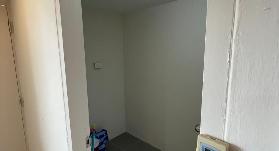 For rent 3 bedrooms apartment in Khlong Toei, Bangkok