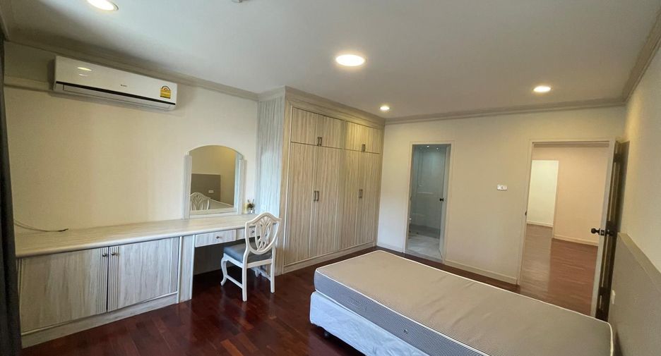 For rent 3 bedrooms apartment in Khlong Toei, Bangkok
