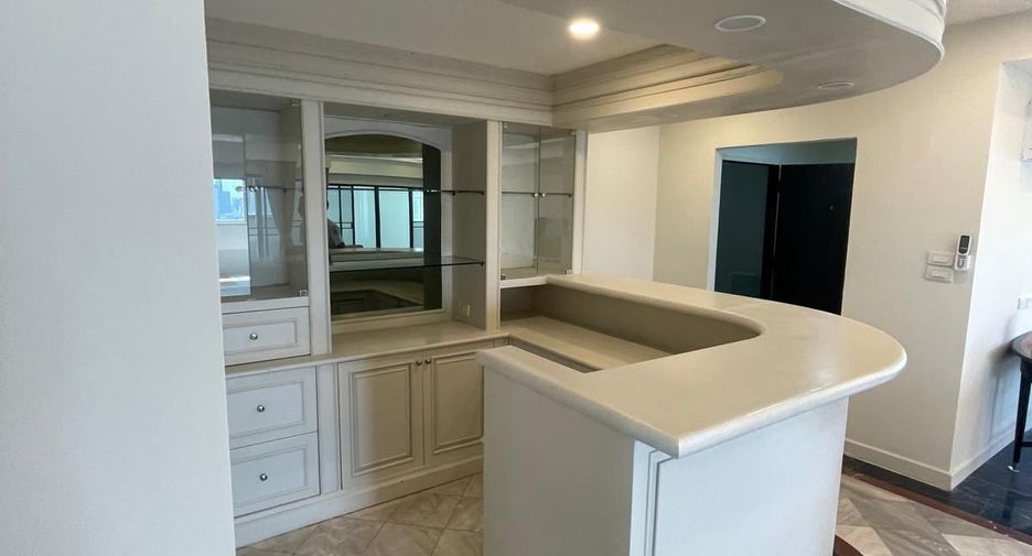 For rent 3 bedrooms apartment in Khlong Toei, Bangkok