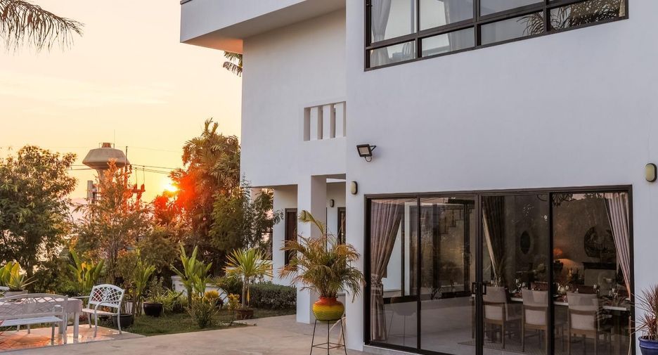 For rent 5 bedrooms villa in Mueang Phuket, Phuket