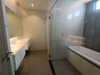 Аренда 3 спальни кондо в Пхра Кханонг, Бангкок