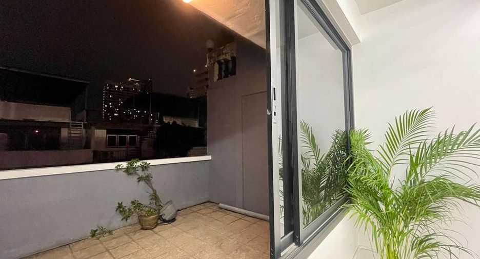 For rent 2 bedrooms house in Sathon, Bangkok