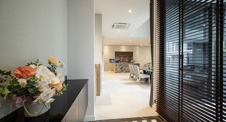 For rent 4 bedrooms house in Suan Luang, Bangkok