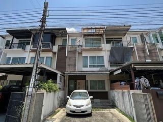 For sale 3 ベッドルーム townhouse in Saphan Sung, Bangkok