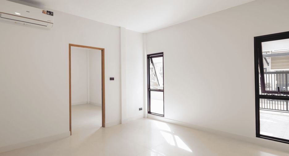 For sale 3 bedrooms house in Lat Phrao, Bangkok