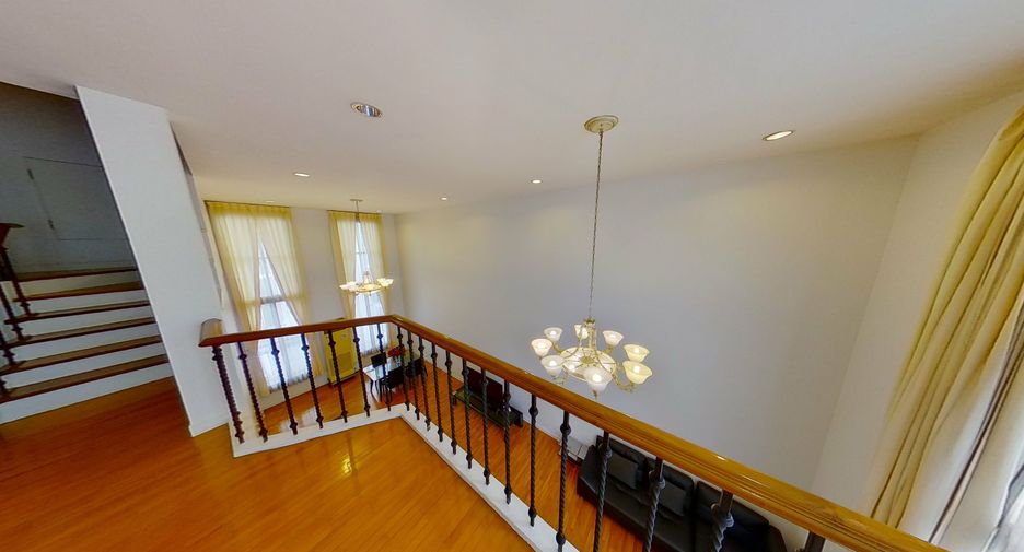 For rent 4 bedrooms townhouse in Watthana, Bangkok