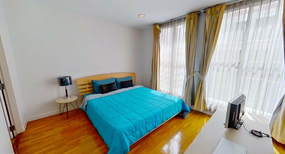 For rent 4 bedrooms townhouse in Watthana, Bangkok