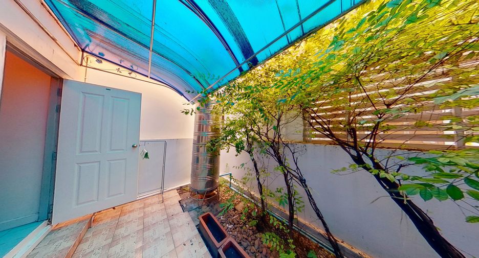 For rent 4 bedrooms townhouse in Watthana, Bangkok