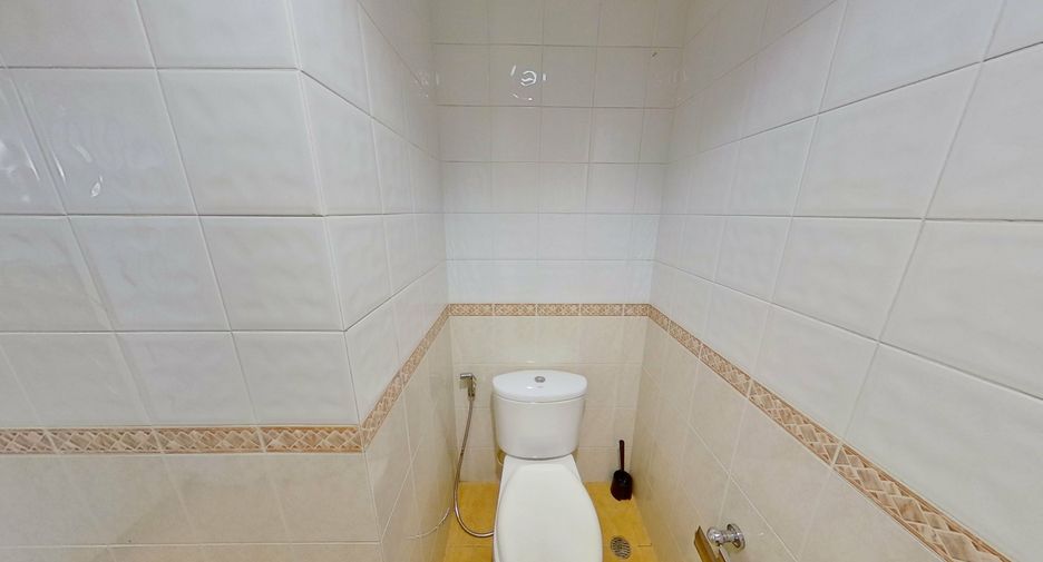 For rent 4 bedrooms townhouse in Watthana, Bangkok