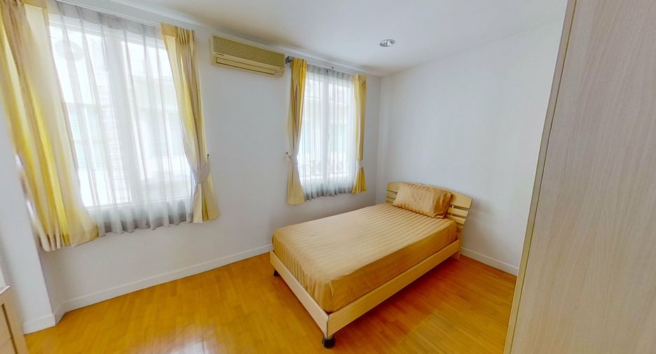 For rent 4 bedrooms townhouse in Watthana, Bangkok