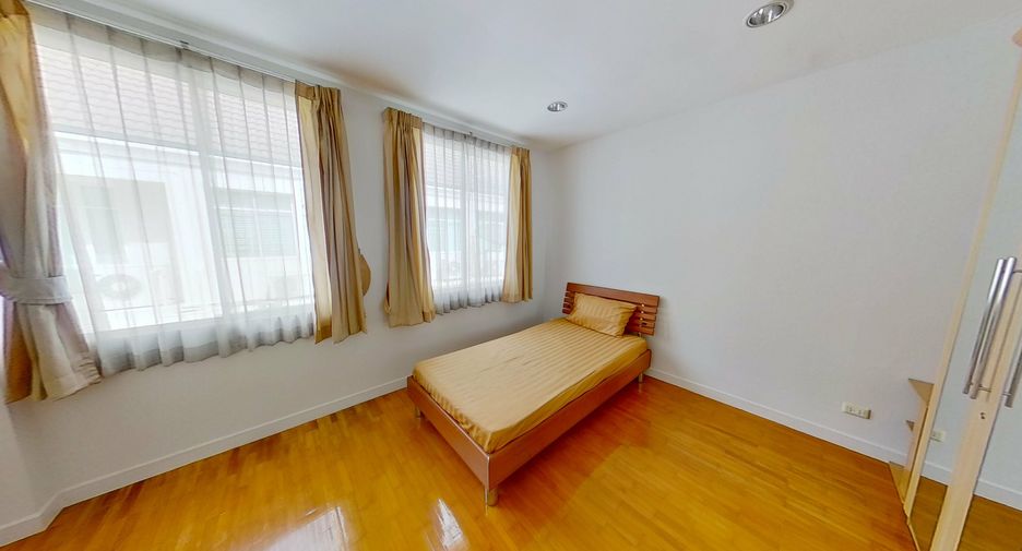 For rent 4 bedrooms townhouse in Watthana, Bangkok
