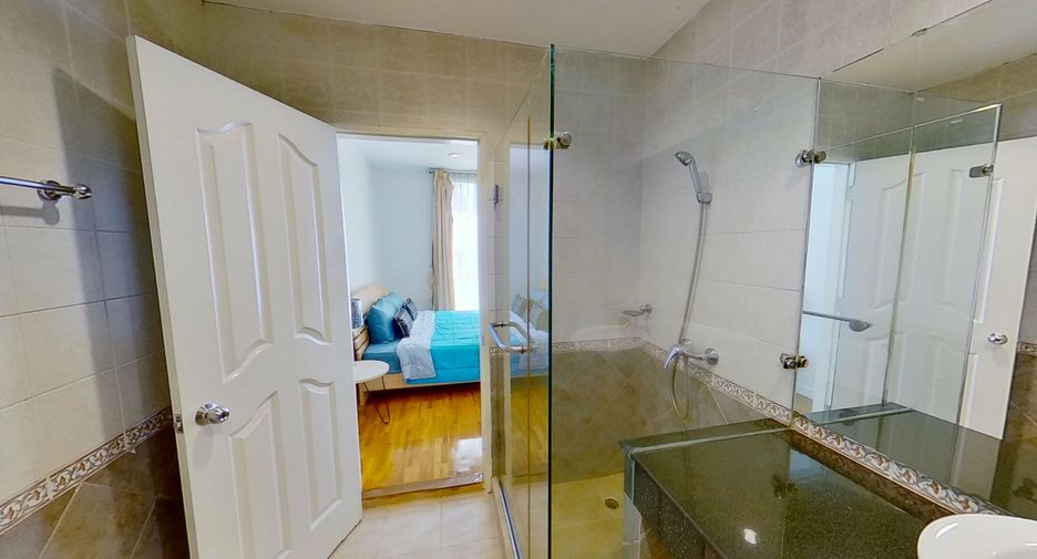 For rent 4 bedrooms townhouse in Watthana, Bangkok