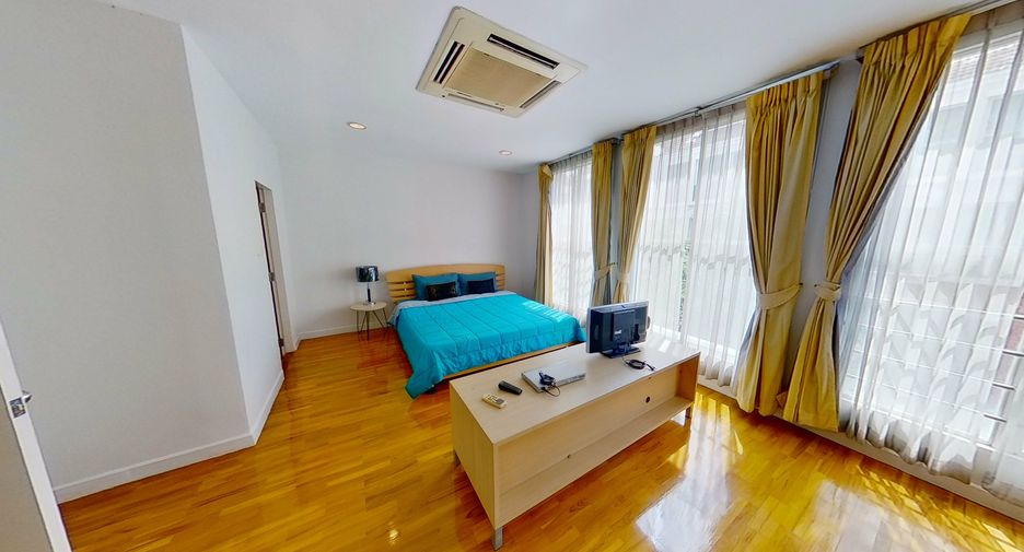 For rent 4 bedrooms townhouse in Watthana, Bangkok