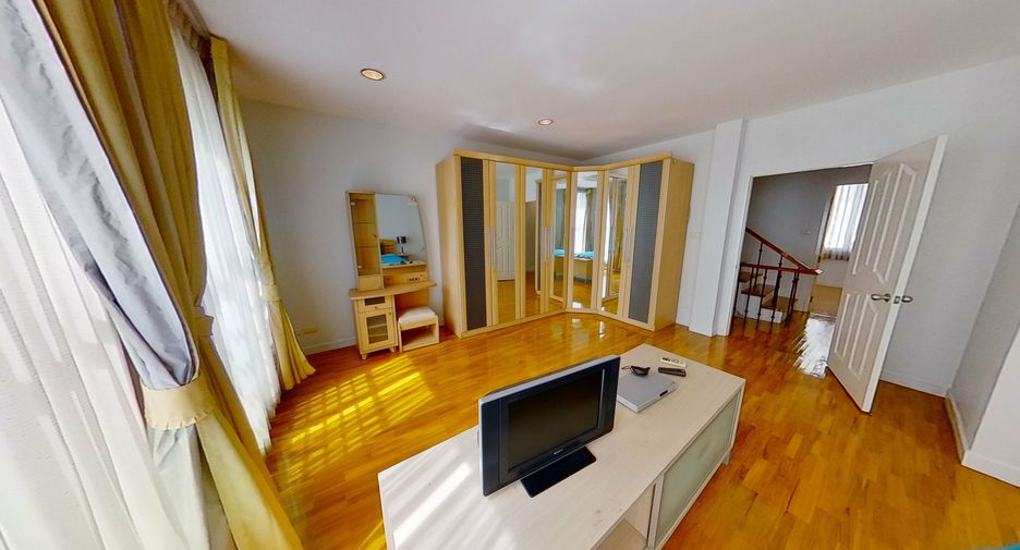 For rent 4 bedrooms townhouse in Watthana, Bangkok