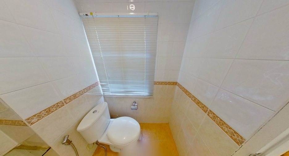 For rent 4 bedrooms townhouse in Watthana, Bangkok