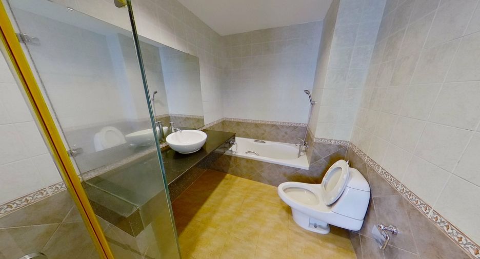 For rent 4 bedrooms townhouse in Watthana, Bangkok