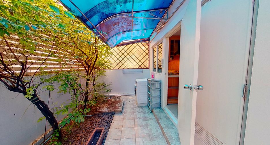 For rent 4 bedrooms townhouse in Watthana, Bangkok