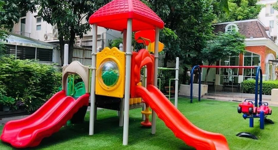 For rent 4 bedrooms townhouse in Watthana, Bangkok