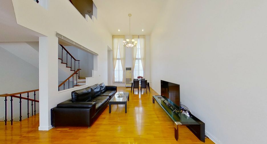 For rent 4 bedrooms townhouse in Watthana, Bangkok