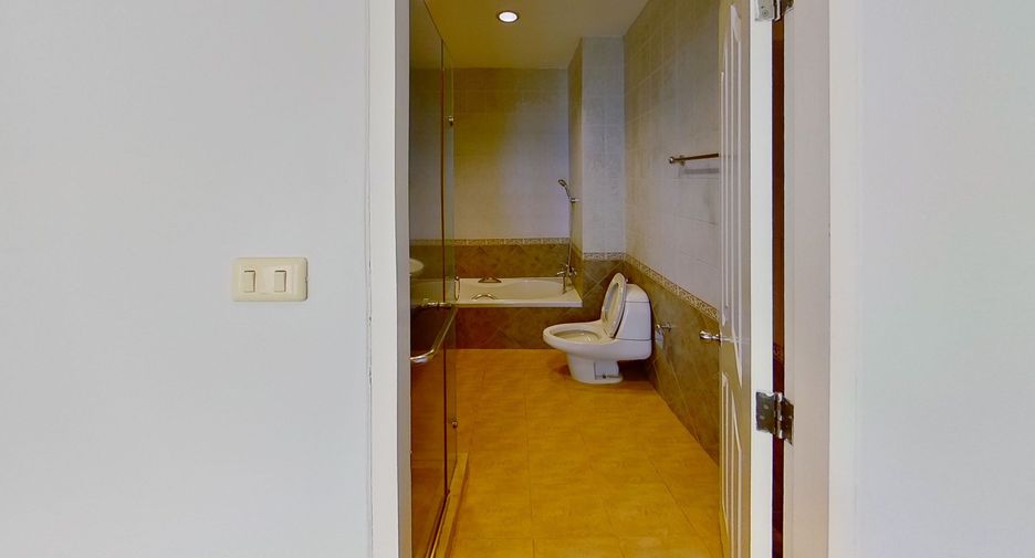 For rent 4 bedrooms townhouse in Watthana, Bangkok
