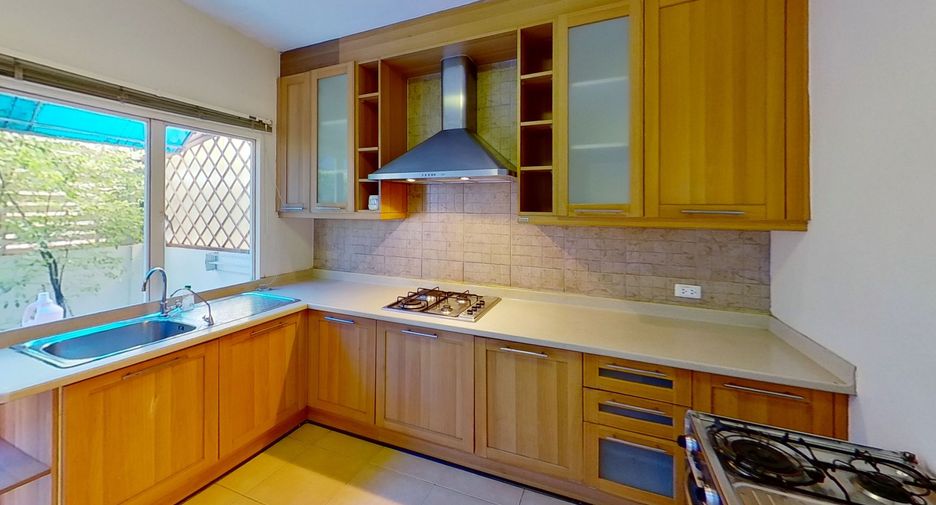 For rent 4 bedrooms townhouse in Watthana, Bangkok