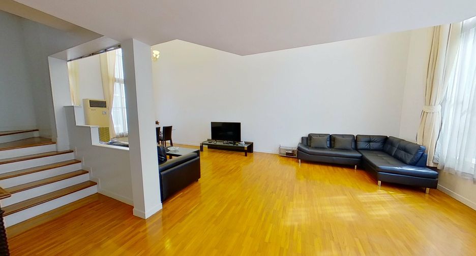 For rent 4 bedrooms townhouse in Watthana, Bangkok