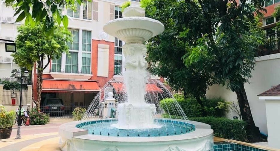 For rent 4 bedrooms townhouse in Watthana, Bangkok