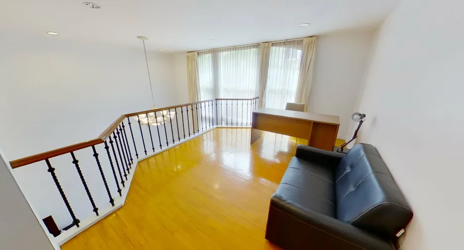 For rent 4 bedrooms townhouse in Watthana, Bangkok