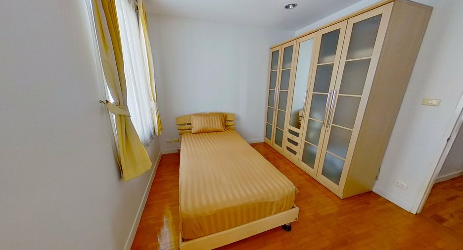 For rent 4 bedrooms townhouse in Watthana, Bangkok
