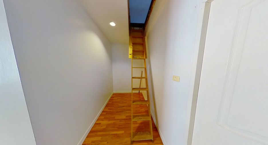 For rent 4 bedrooms townhouse in Watthana, Bangkok