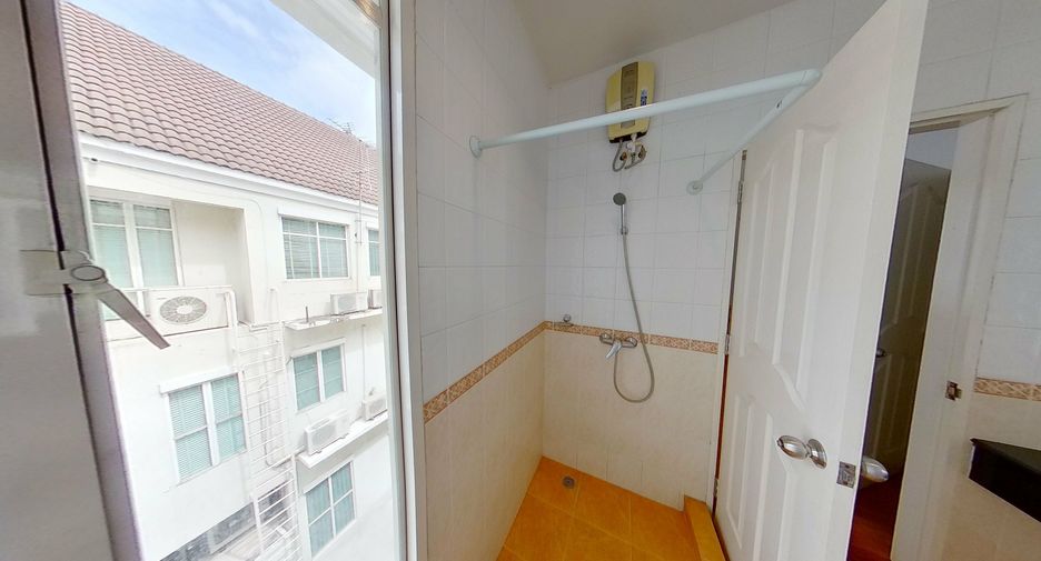 For rent 4 bedrooms townhouse in Watthana, Bangkok