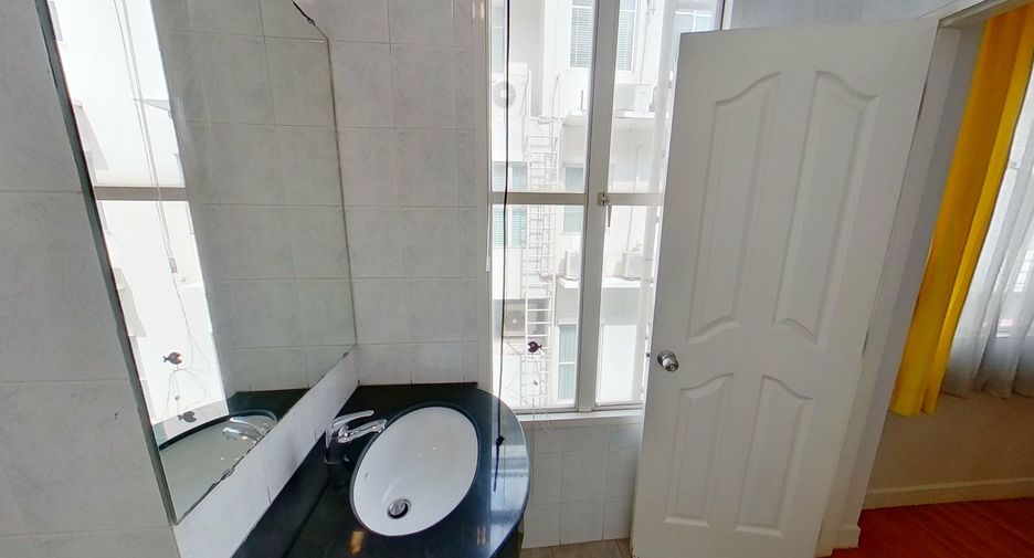 For rent 4 bedrooms townhouse in Watthana, Bangkok