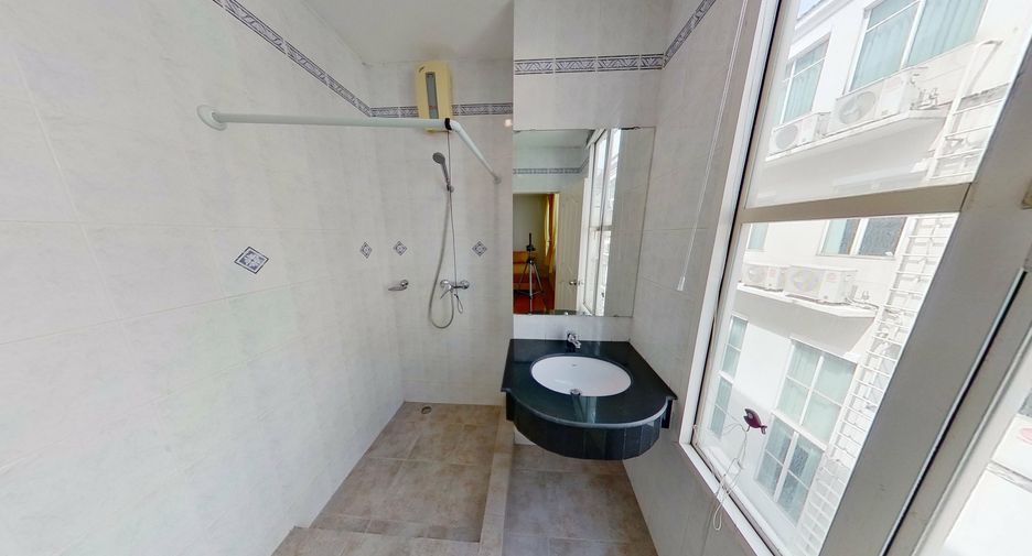 For rent 4 bedrooms townhouse in Watthana, Bangkok
