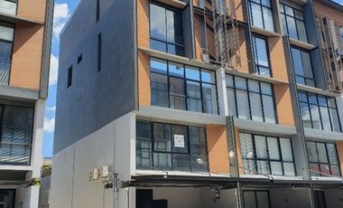 Haus zur Miete mit 7 Zimmer in Phra Khanong, Bangkok