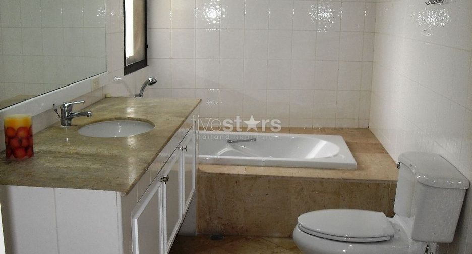 For rent 3 bedrooms condo in Sathon, Bangkok