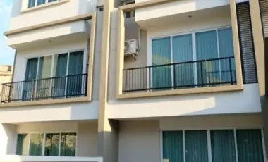 Reihenhaus zum Kauf und zur Miete mit 3 Zimmer in Phra Khanong, Bangkok