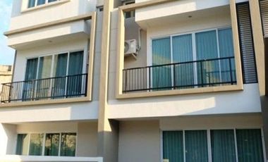 Reihenhaus zum Kauf und zur Miete mit 3 Zimmer in Phra Khanong, Bangkok