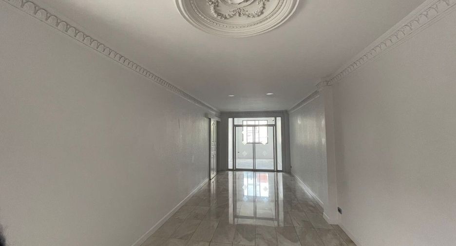 For rent 5 bedrooms house in Khlong Toei, Bangkok