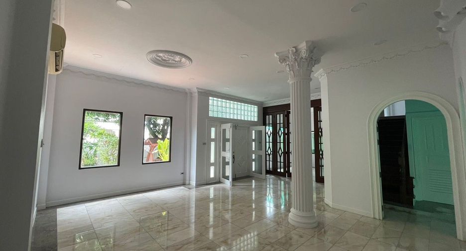 For rent 5 bedrooms house in Khlong Toei, Bangkok