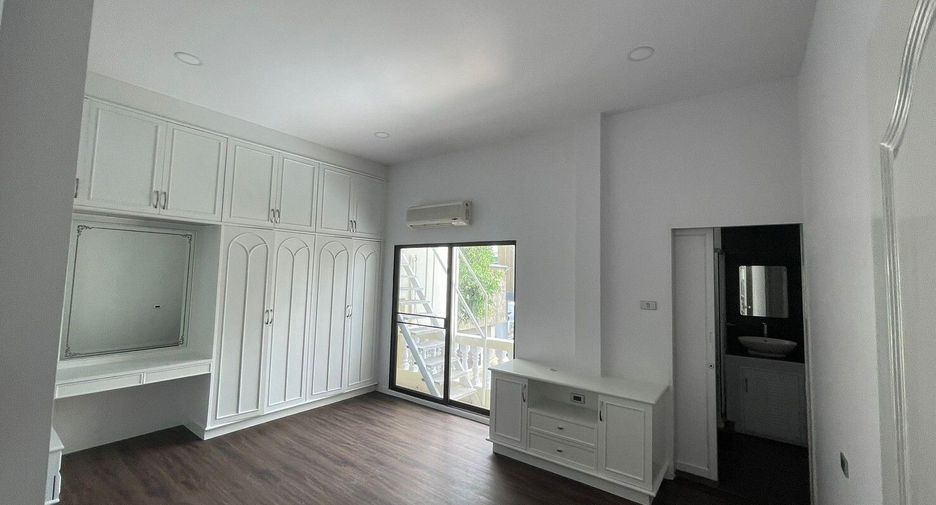 For rent 5 bedrooms house in Khlong Toei, Bangkok