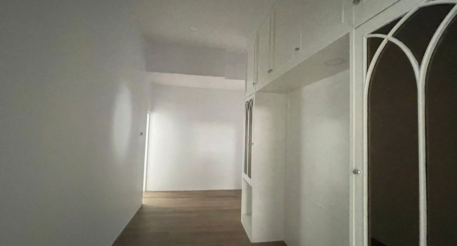 For rent 5 bedrooms house in Khlong Toei, Bangkok