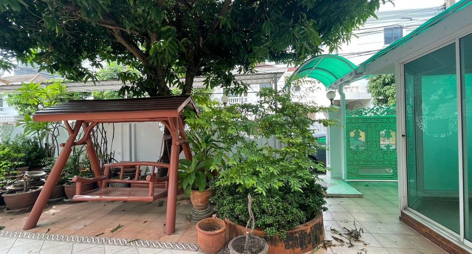 For rent 5 bedrooms house in Khlong Toei, Bangkok