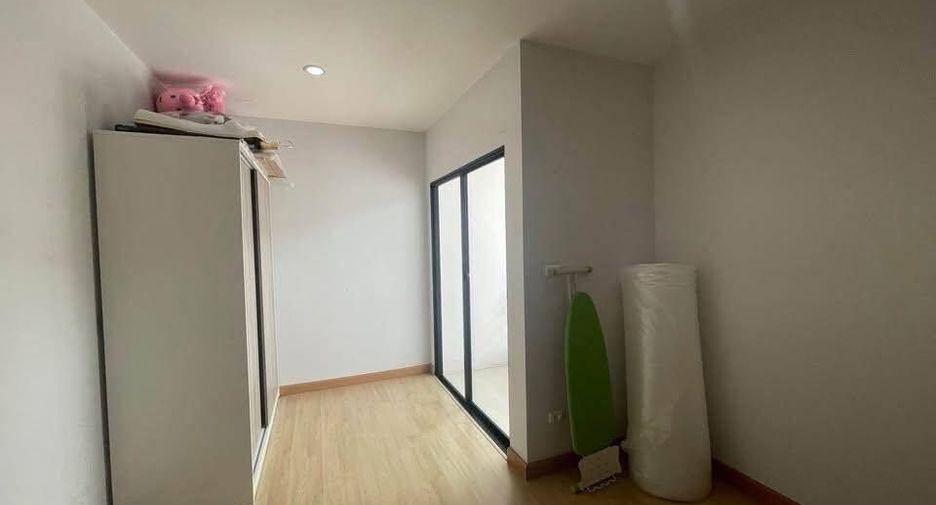 出租 3 卧室 联排别墅 在 Prawet, 曼谷
