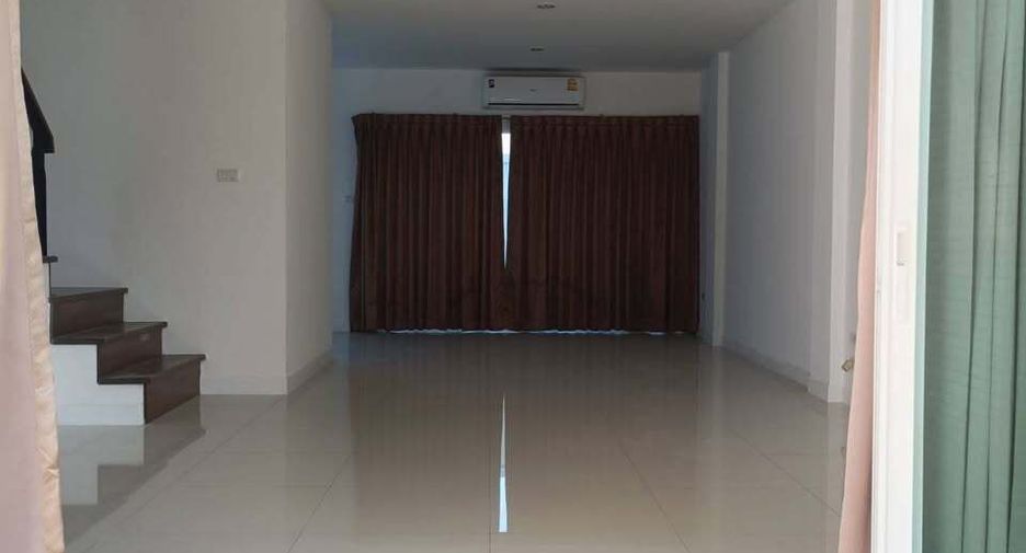 For rent 3 bedrooms townhouse in Lat Phrao, Bangkok